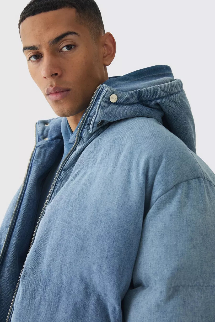 PIUMINO OVERSIZE IN DENIM CON COLLO A IMBUTO E CAPPUCCIO STACCABILE